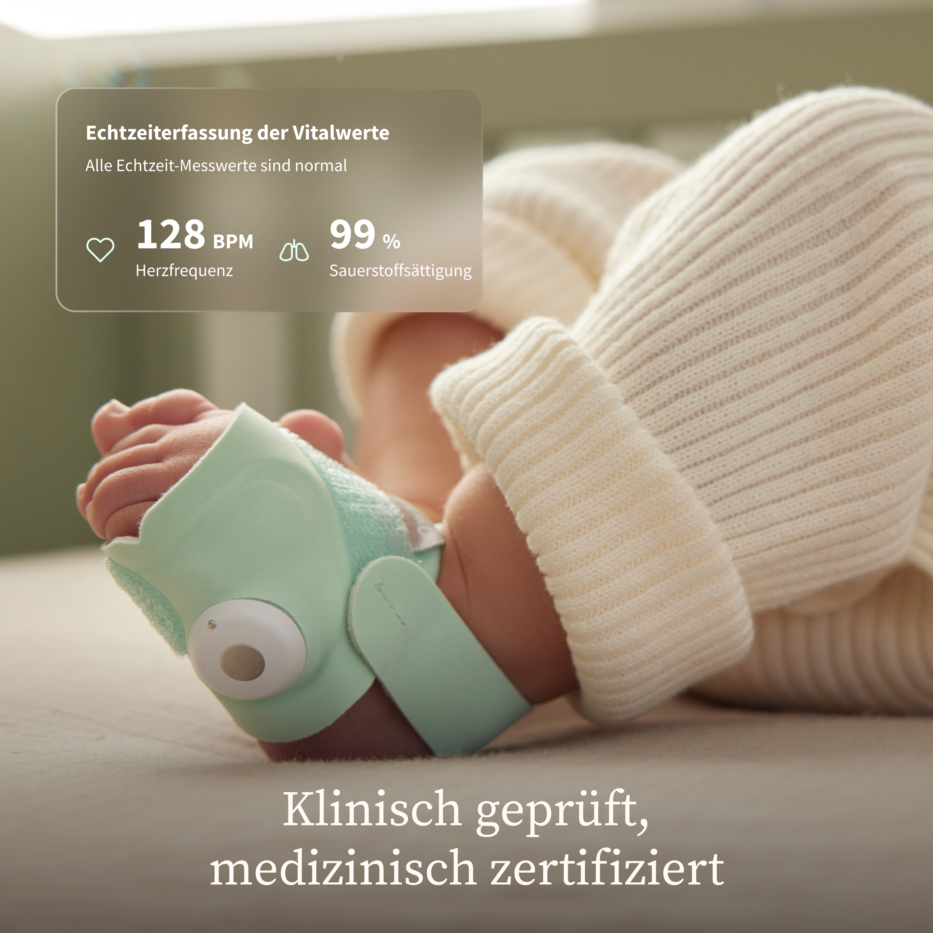 Babyfuß mit mintgrünem Sensor. Vitalwerte 128 BPM, 99% Sättigung.