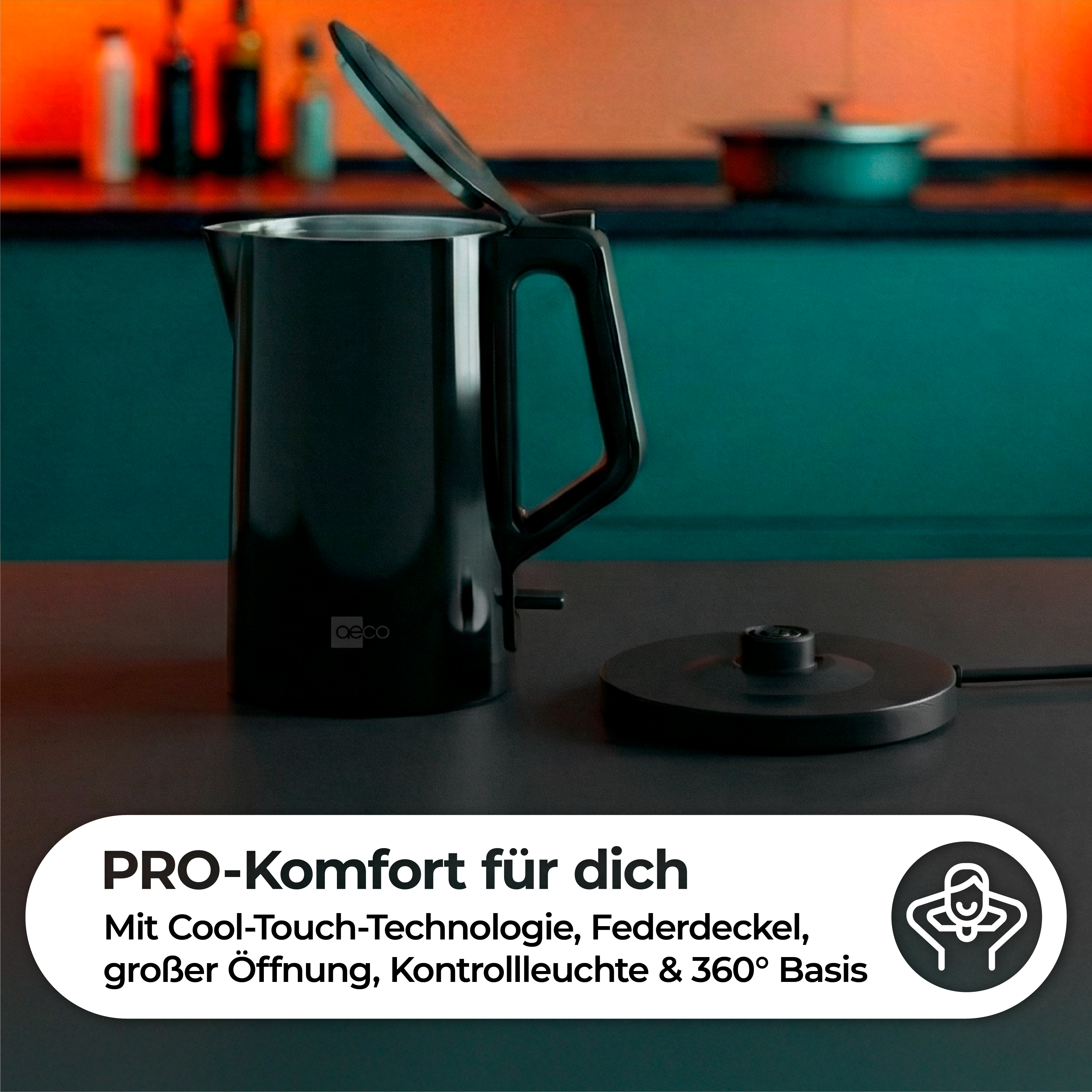 Schwarzer Wasserkocher mit offenem Deckel und Basis auf dunklem Tisch.