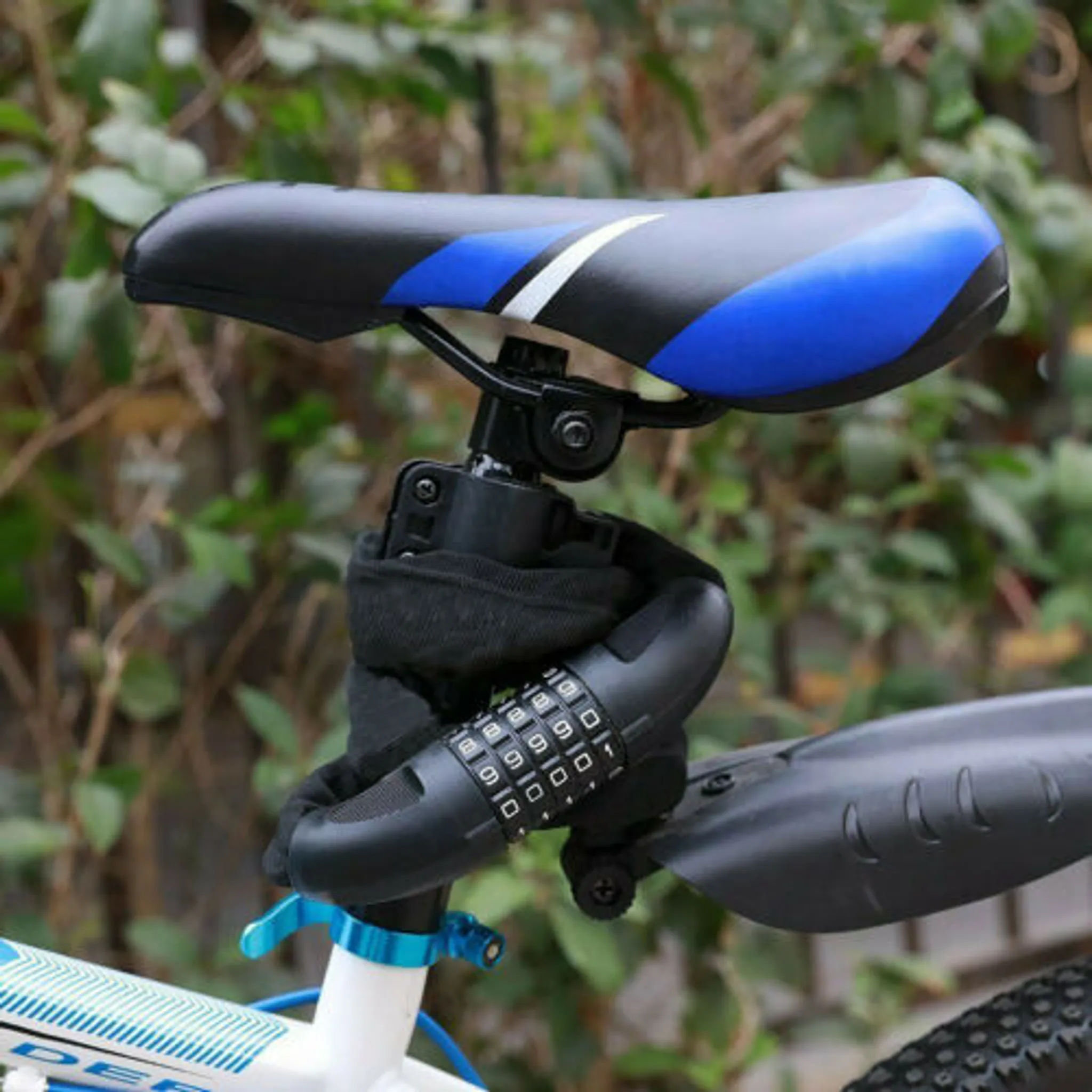Ein Fahrradschloss mit Zahlencode ist um die Sattelstütze gewickelt.