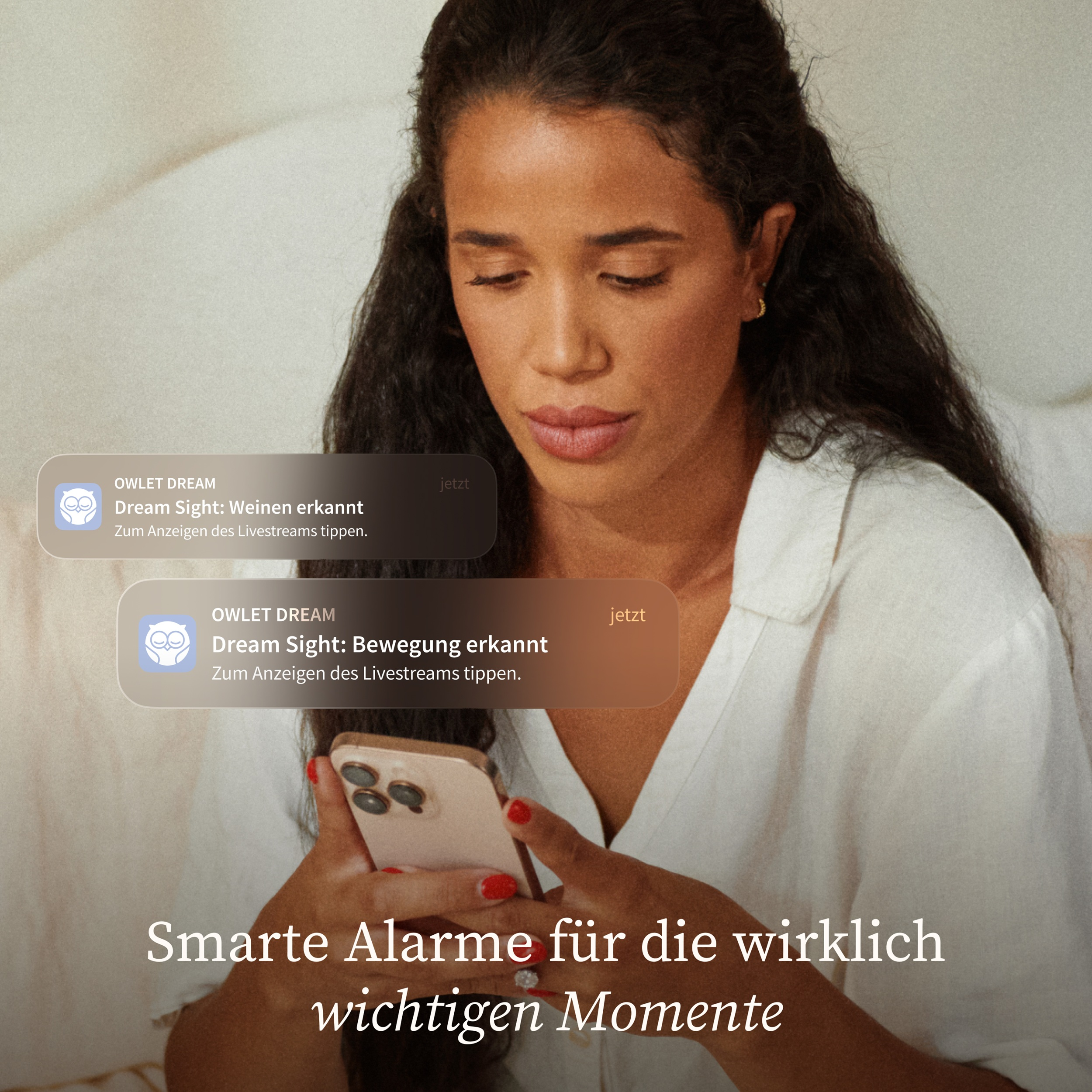 Frau blickt auf ihr Handy mit Benachrichtigungen über erkannte Geräusche.