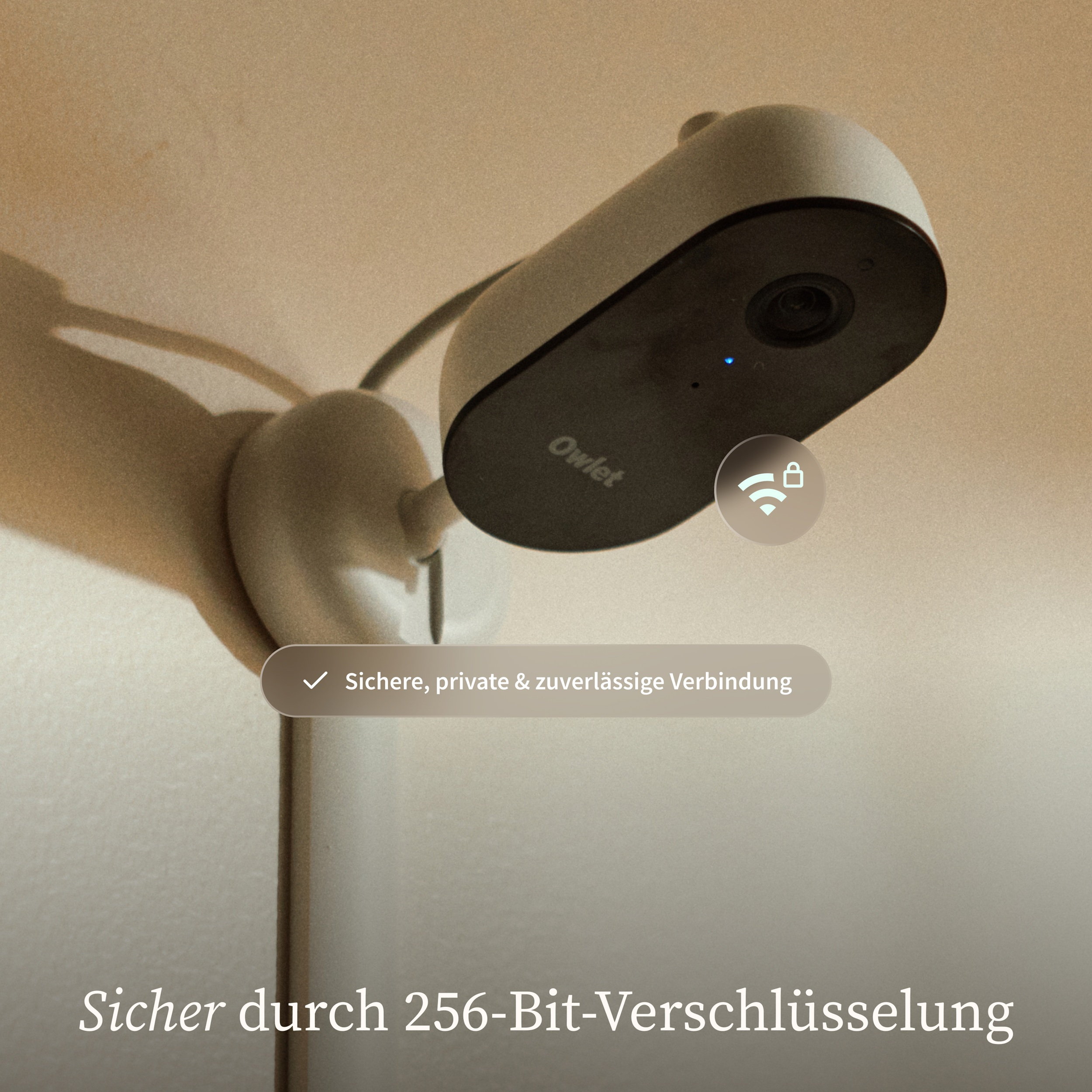 Ein weißer Baby-Monitor mit WLAN-Symbol und Schloss. Sicher durch 256-Bit-Verschlüsselung.