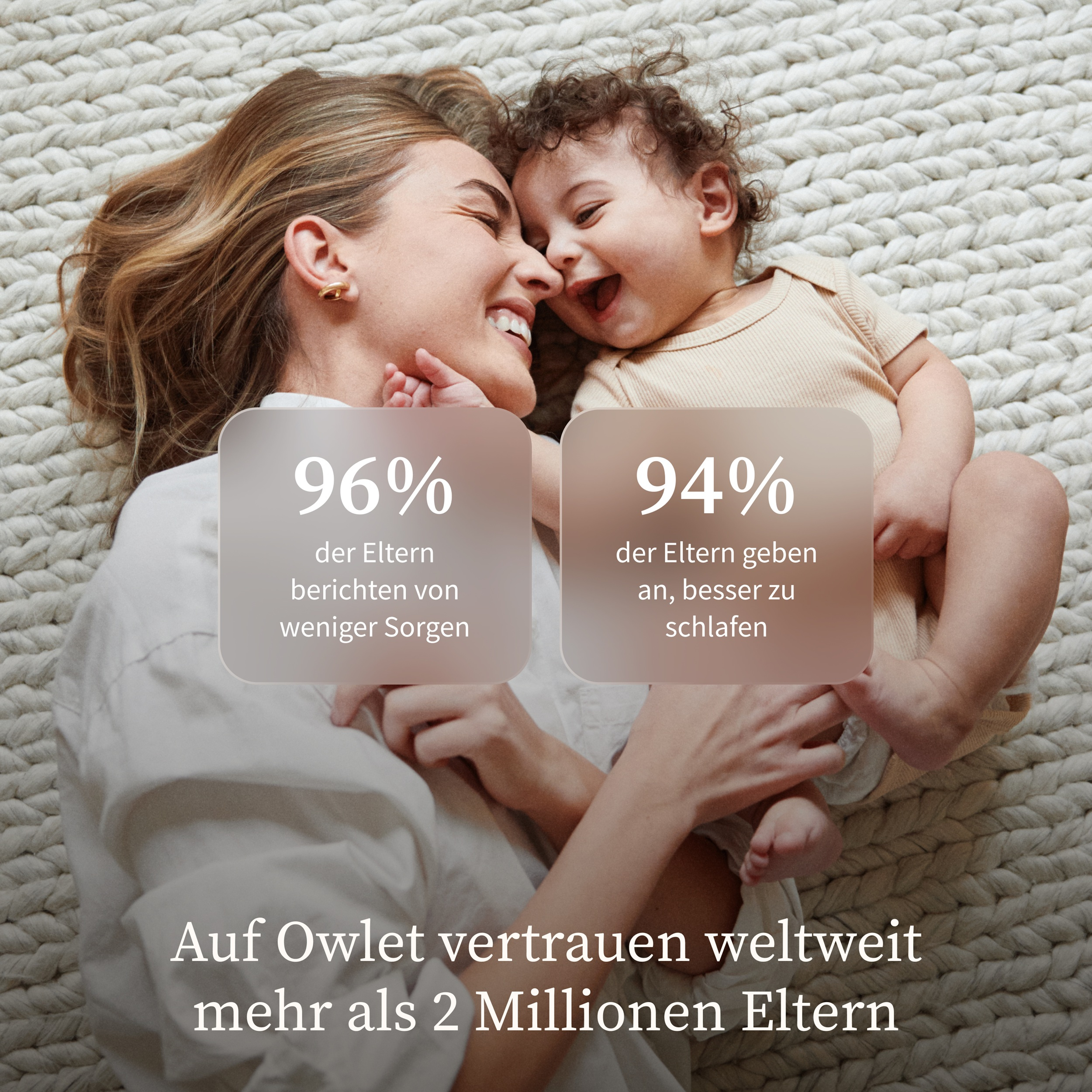 Mutter und Baby liegen auf einer Decke. Über 2 Mio. Eltern vertrauen Owlet.