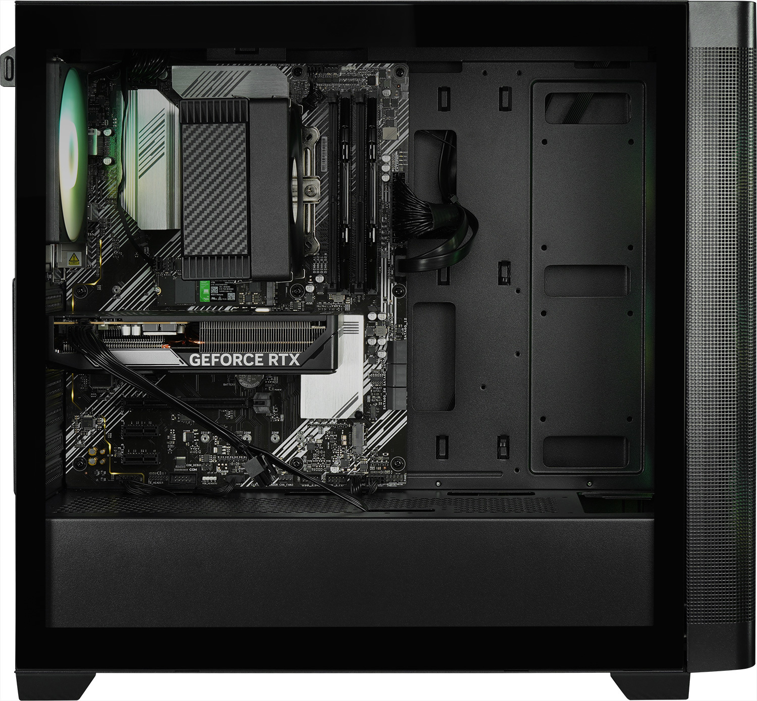 Ein schwarzes PC-Gehäuse mit offenen Seitenwänden zeigt eine Grafikkarte, CPU-Kühler und Motherboard.