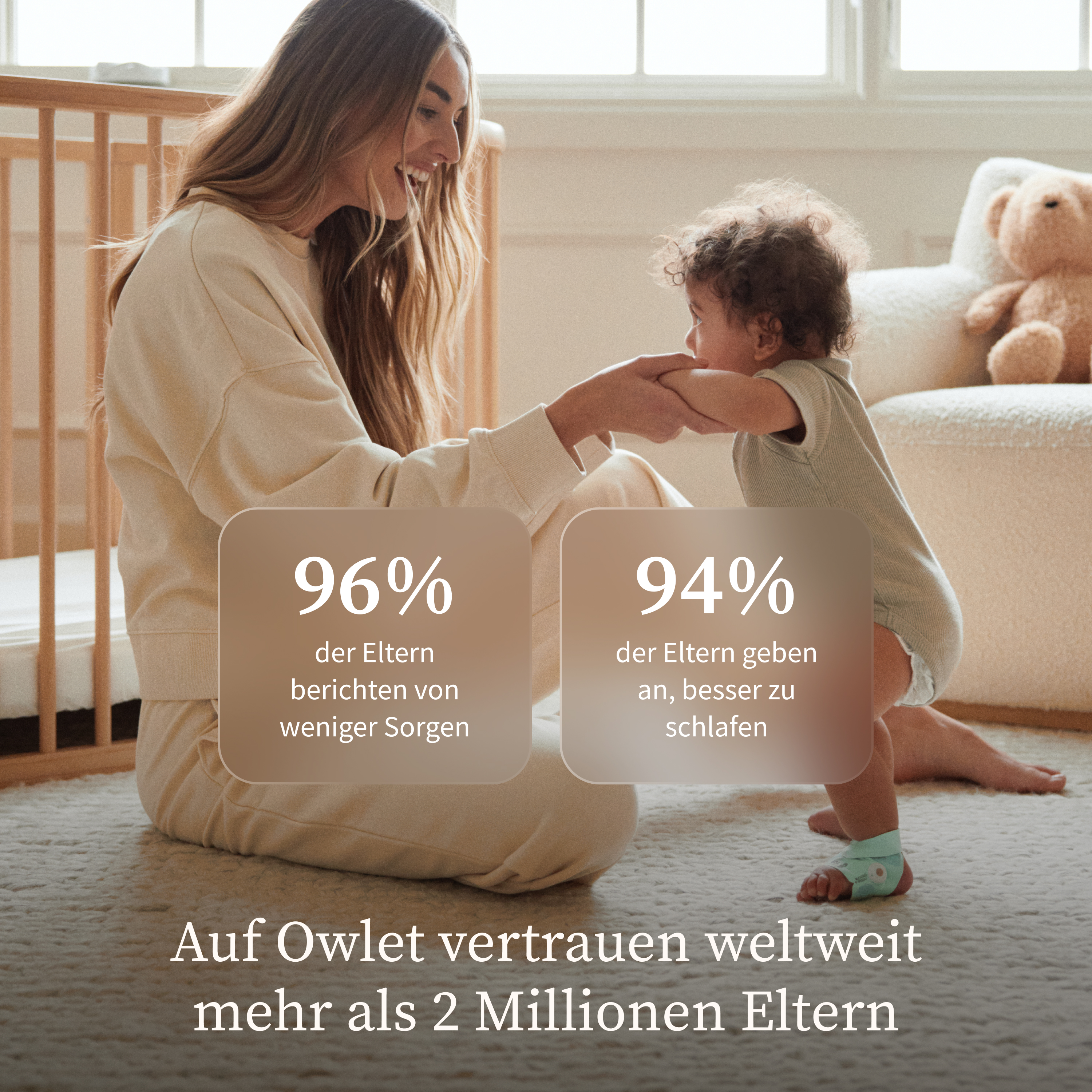 Eine Frau spielt mit einem Baby vor einem Kinderbett. Text sagt 96% weniger Sorgen.