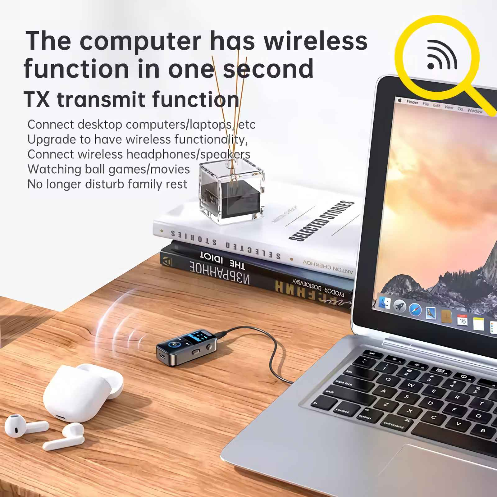 Ein Laptop, kabellose Ohrhörer und ein Sender stehen auf einem Holzschreibtisch.
