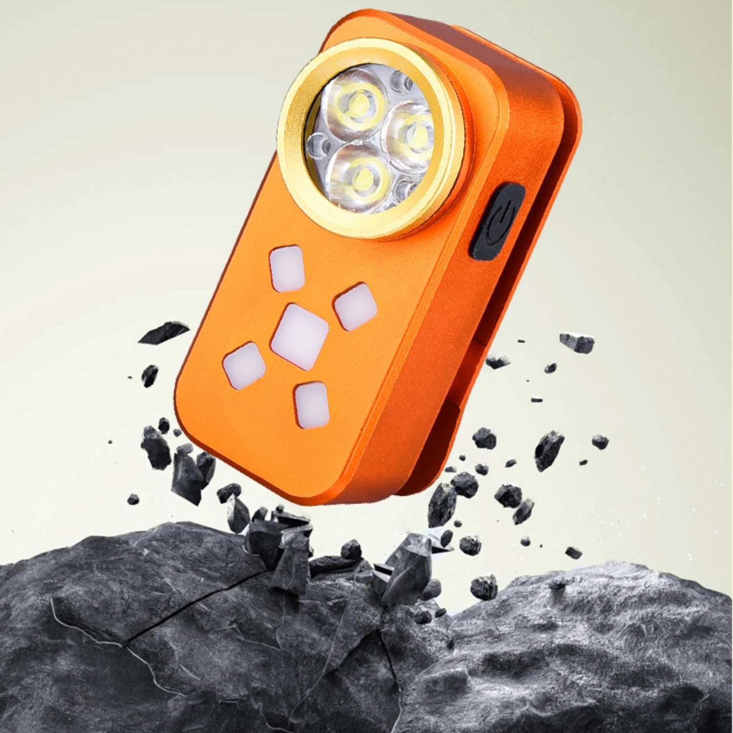 Orange Taschenlampe mit vier LEDs über zerbrochenem Felsen im Flug.