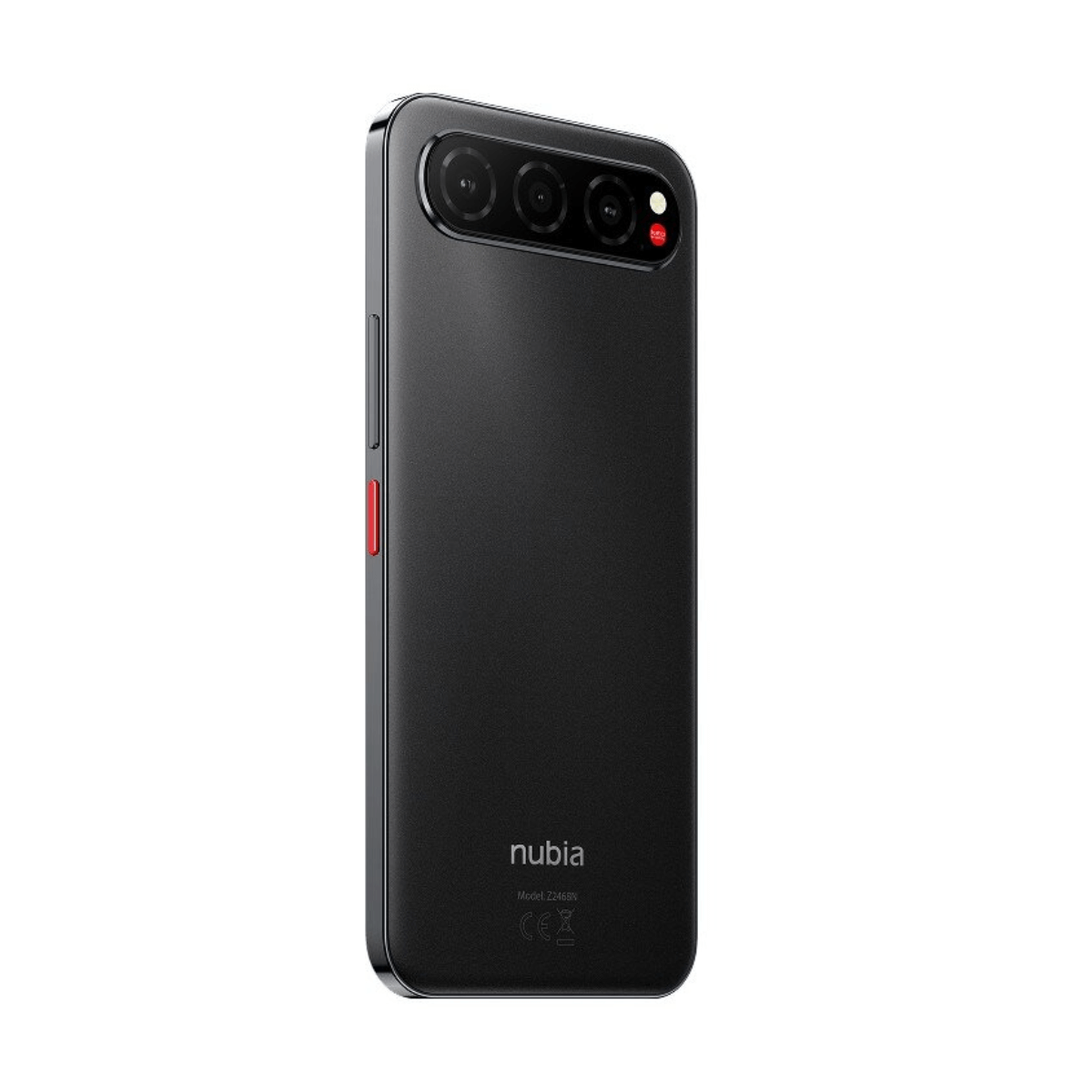 Tył czarnego smartfona Nubia z trzema aparatami i czerwonym akcentem.