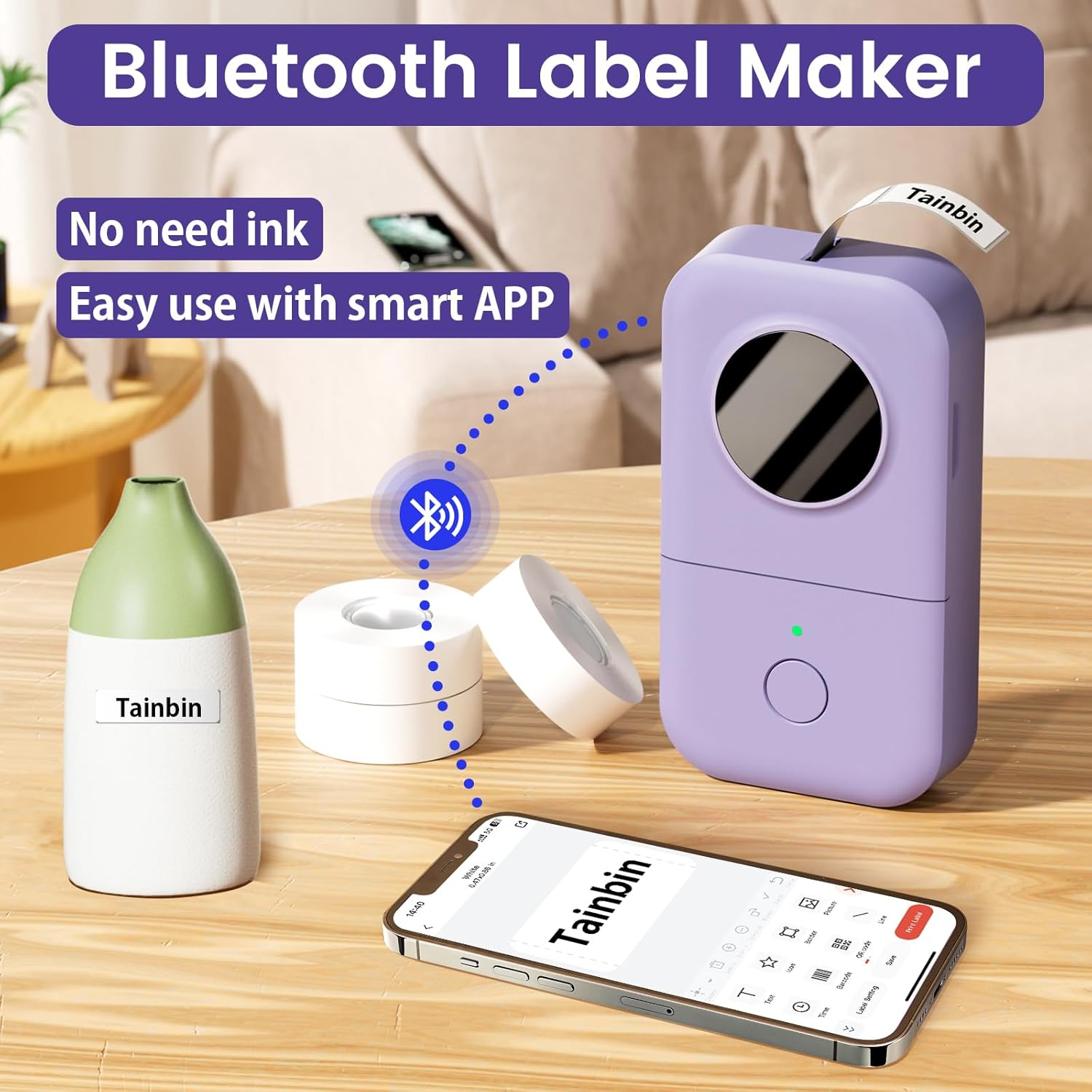 Lila Etikettendrucker mit Smartphone, Etikettenrollen und einer Flasche mit Etikett.