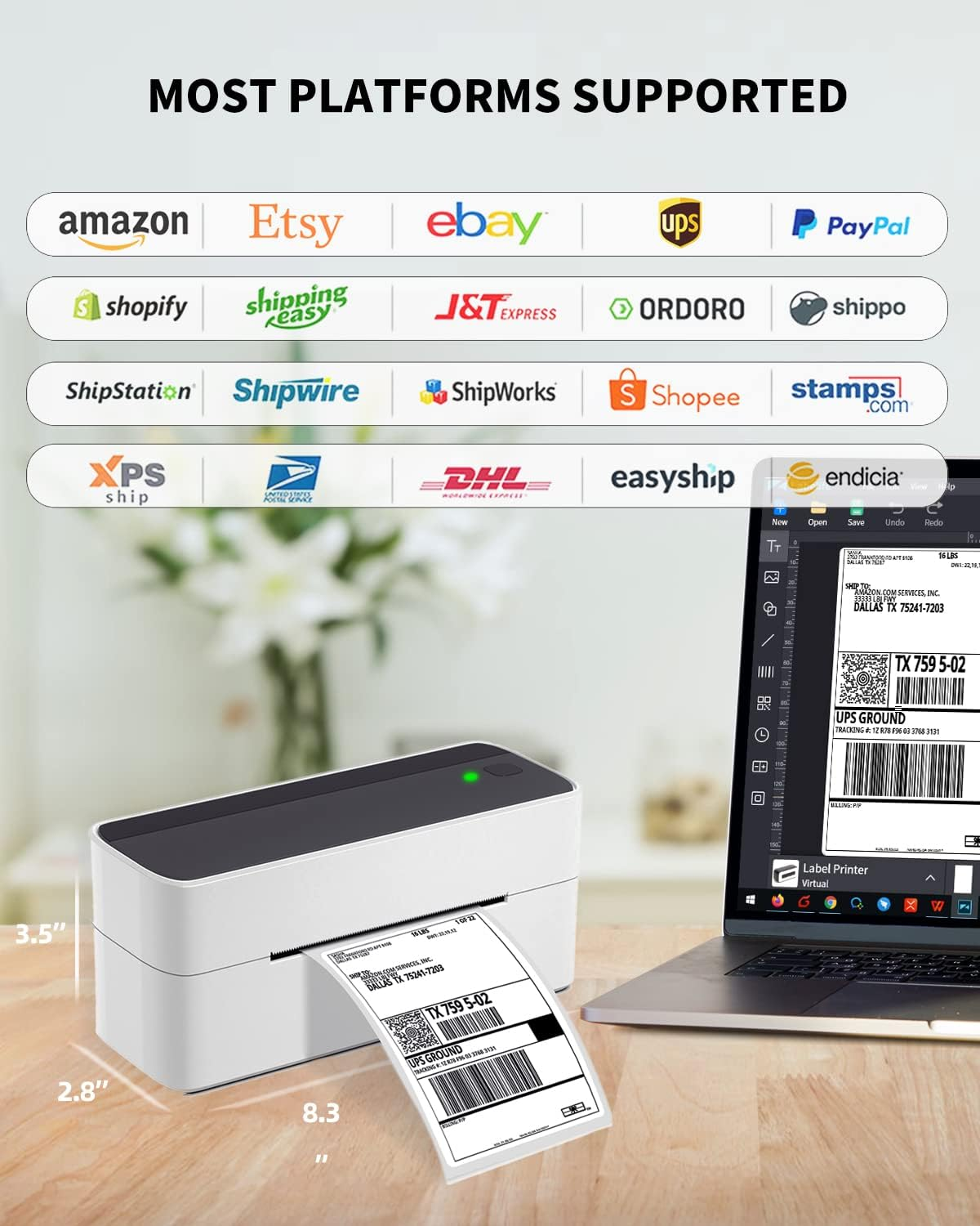 Une imprimante d'étiquettes blanche imprime une étiquette de colis UPS à côté d'un ordinateur portable.