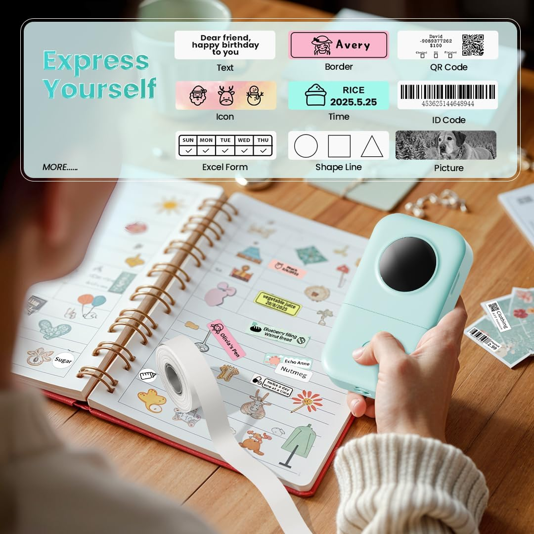 Une imprimante d'étiquettes vert menthe est utilisée pour étiqueter un carnet avec des autocollants.