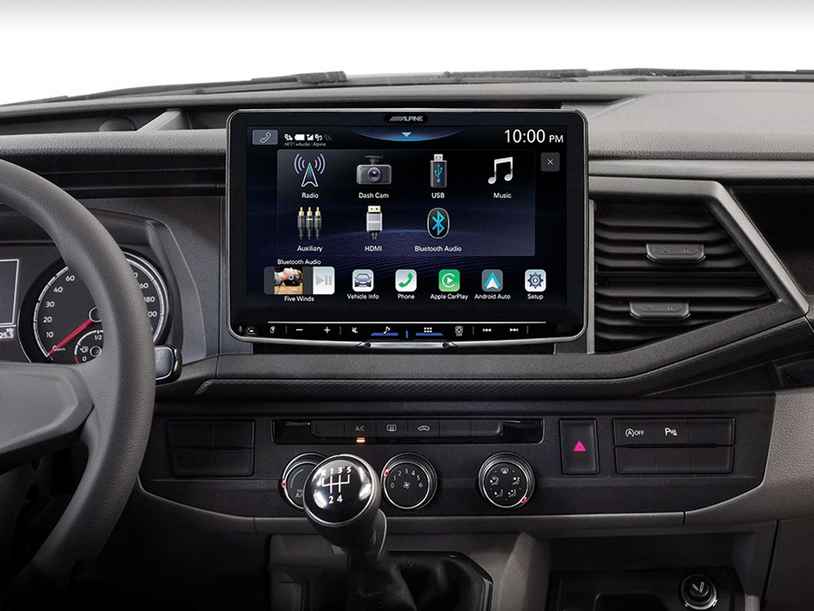 Armaturenbrett eines Autos mit Alpine-Touchscreen-Infotainmentsystem.
