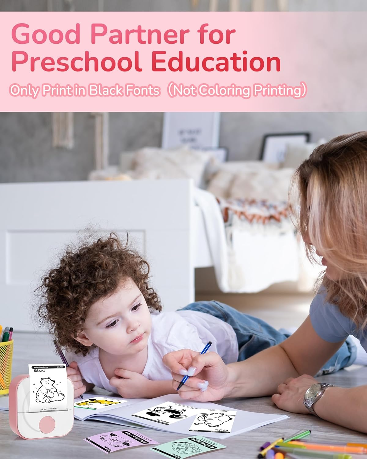 Femme et enfant apprennent avec une imprimante et des pages à colorier.