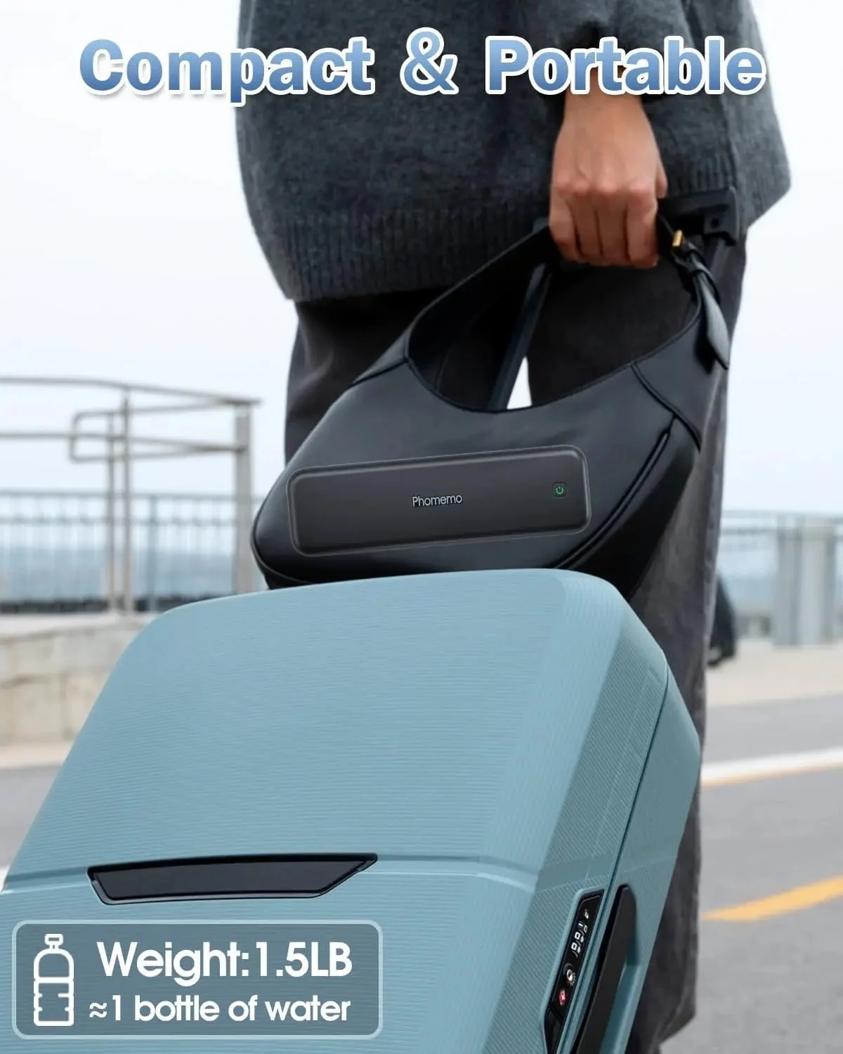 Une personne porte un sac noir sur une valise bleue. Texte : Compact & Portable.