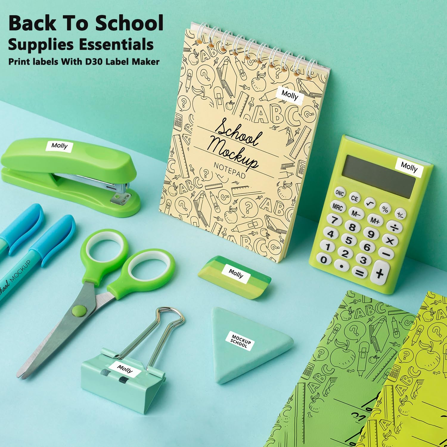 Agrafeuse verte, ciseaux, stylos, bloc-notes, calculatrice et étiquettes sur fond bleu.