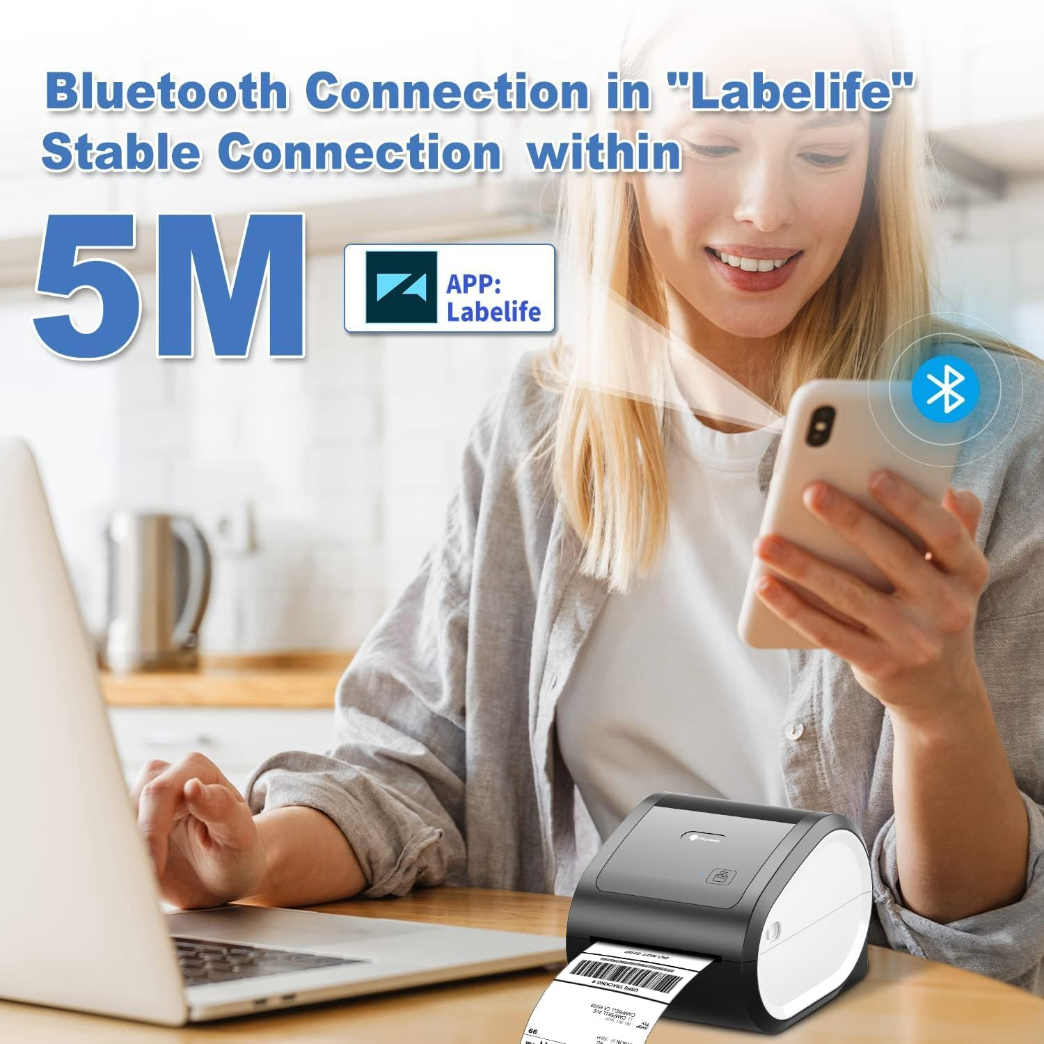 Femme utilise téléphone avec app Labelife, connectée à imprimante et portable.