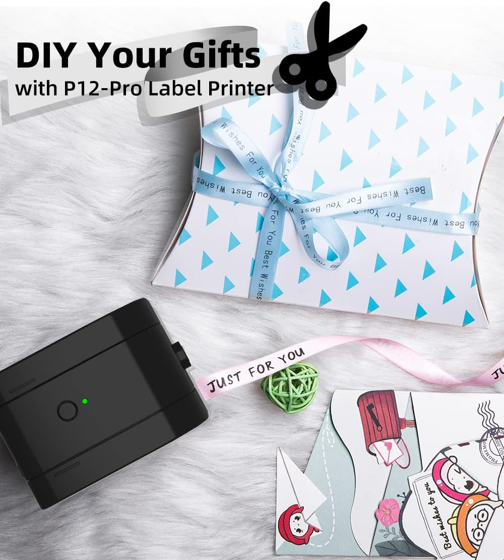 Une imprimante d'étiquettes noire imprime "JUST FOR YOU" sur un ruban rose près de cadeaux.