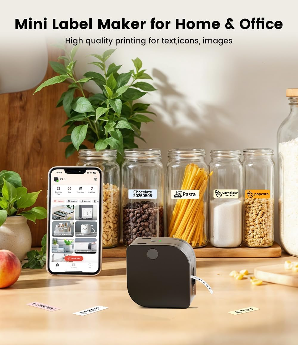 Une mini étiqueteuse se trouve devant des bocaux de nourriture. Un téléphone affiche des options d'étiquettes.