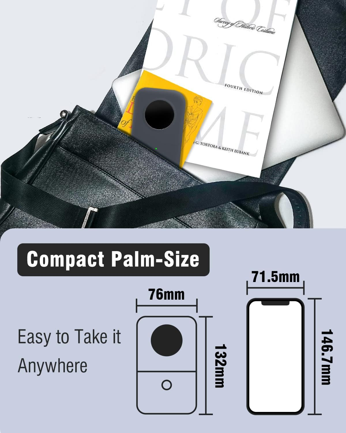Caméra compacte dans un sac avec livre et dimensions d'ordinateur.