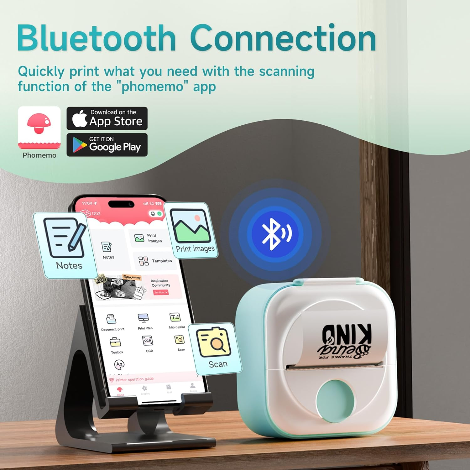 Un smartphone affiche l'application Phomemo avec des options d'impression à côté d'une imprimante d'étiquettes bleu clair.