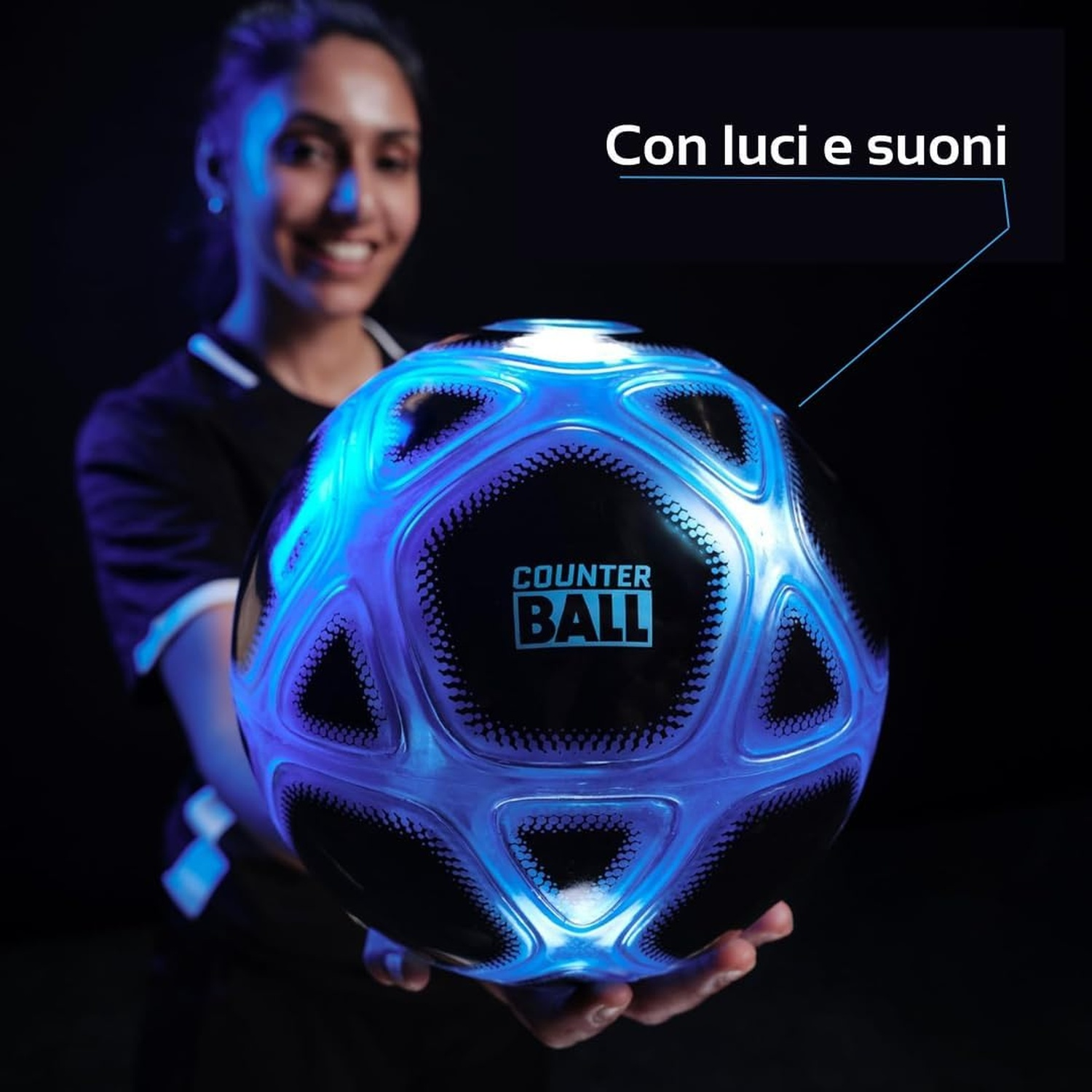 Una donna tiene un pallone da calcio nero con luci blu. Il testo dice 'Counter Ball'.