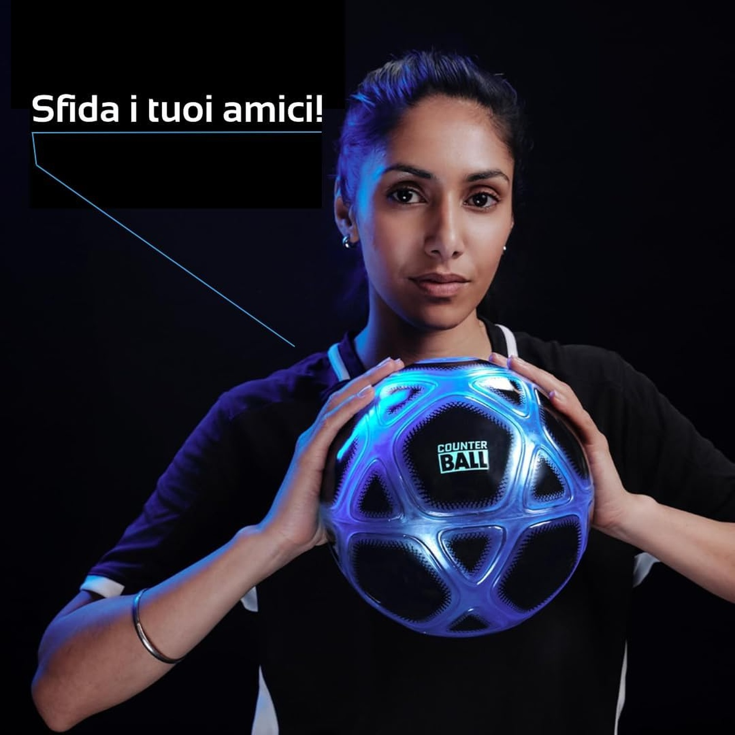 Una donna tiene un pallone da calcio luminoso con l'etichetta "COUNTER BALL".
