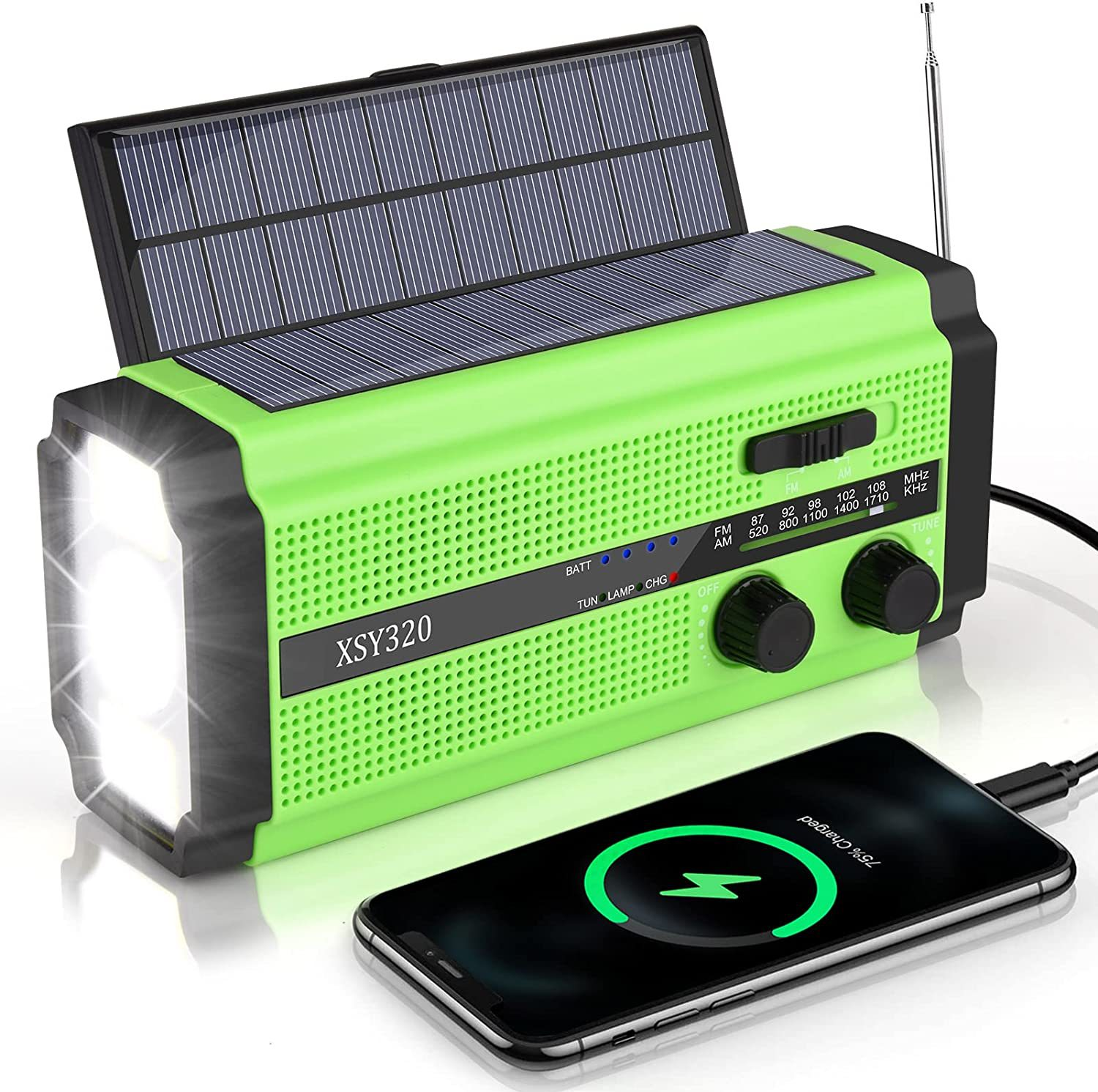 Grünes Solarradio mit Taschenlampe und geladenem Smartphone.