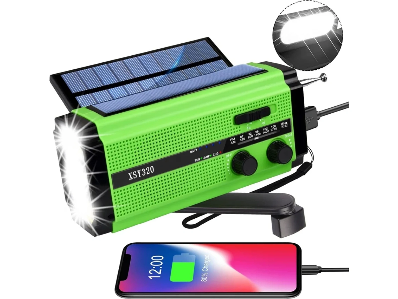 Grünes Notfallradio mit Solarpaneelen, Kurbel und Taschenlampe lädt ein Smartphone auf.