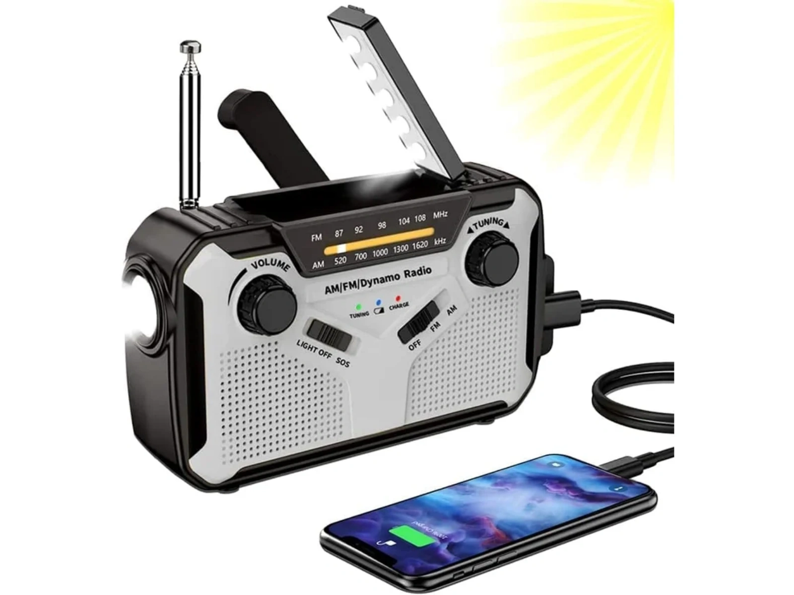 Ein AM/FM-Dynamo-Radio mit Taschenlampe lädt ein Smartphone auf.
