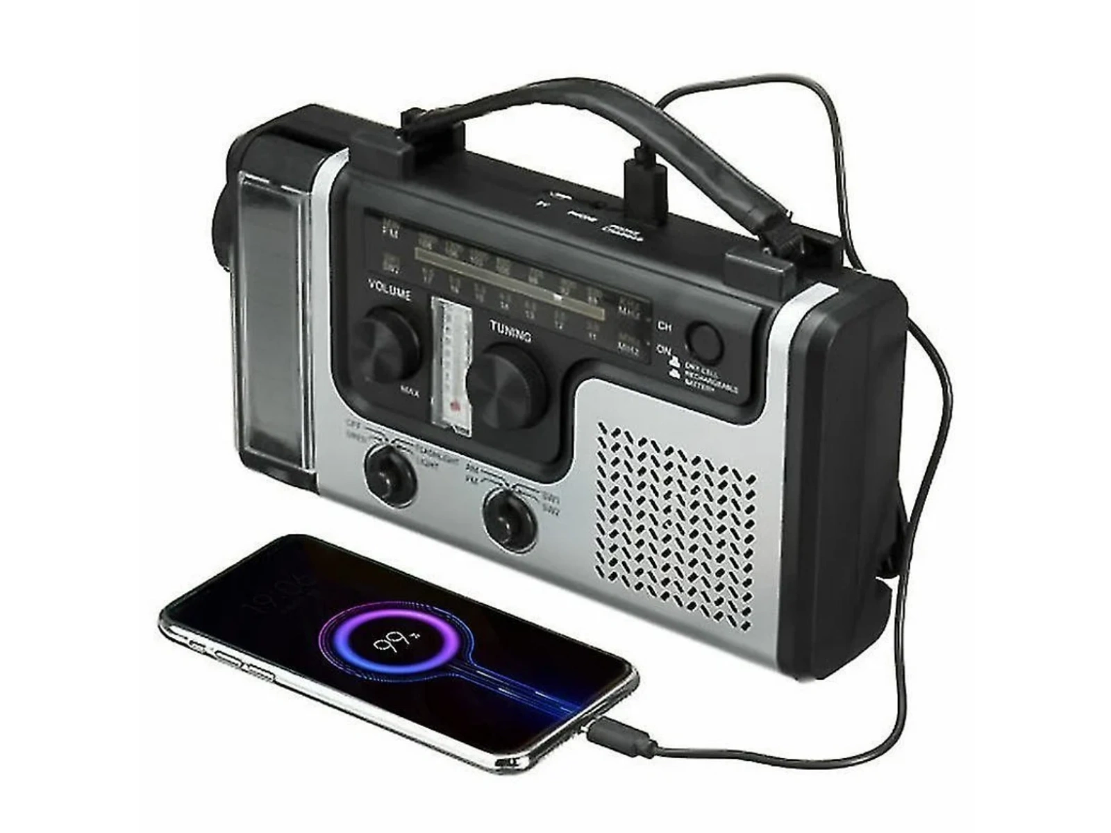Ein Notfallradio mit Kurbel, eine Taschenlampe und ein aufgeladenes Smartphone auf weißem Hintergrund.