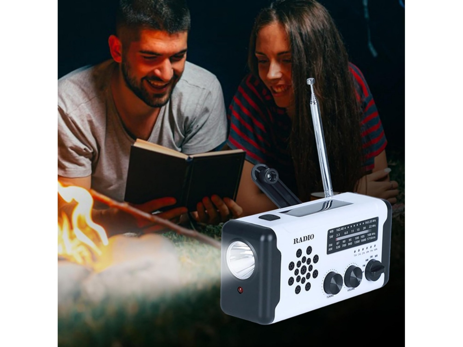 Ein Mann und eine Frau sitzen am Lagerfeuer, lesen ein Buch und benutzen ein Radio.