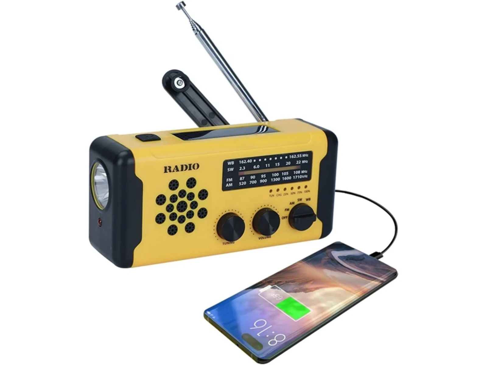Ein gelbes Notfallradio mit Antenne, Kurbel und Taschenlampe lädt ein Smartphone.