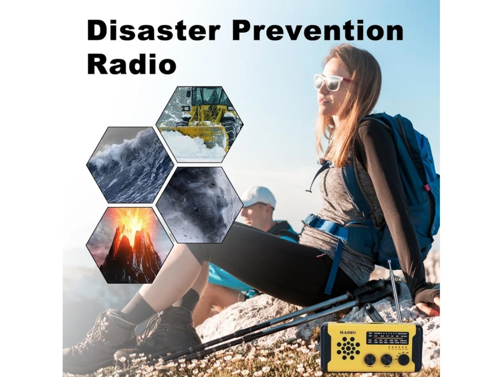 Eine Frau mit Rucksack sitzt draußen, umgeben von Katastrophenbildern und einem Radio.