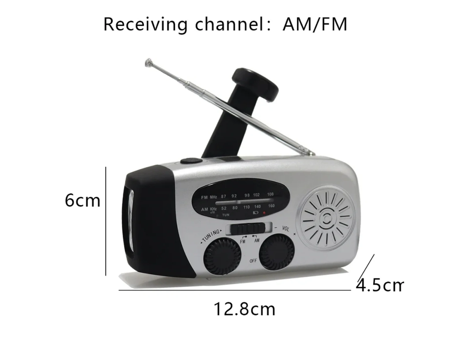 Ein silbernes AM/FM-Radio mit schwarzem Griff und Antenne.