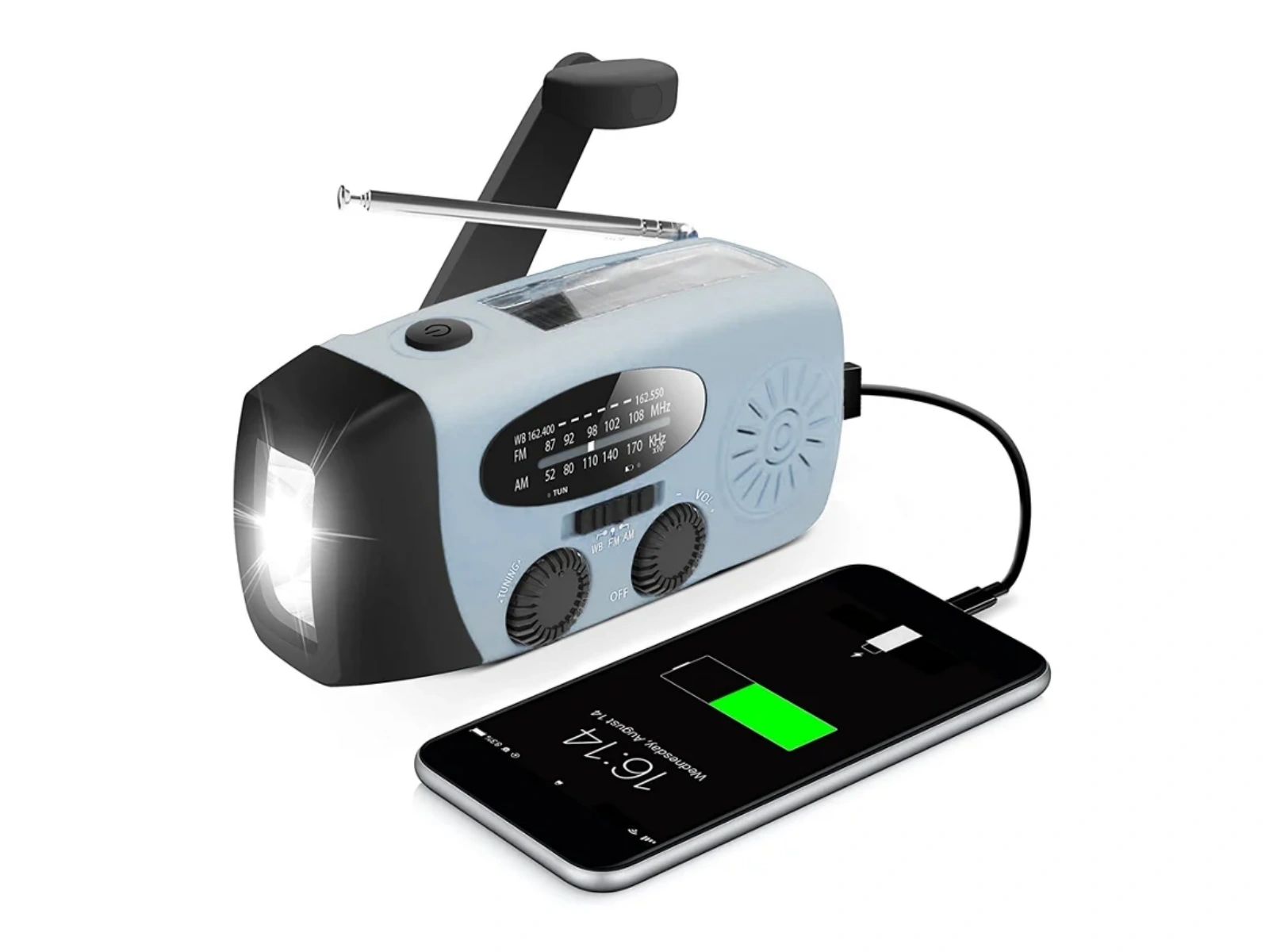 Ein Kurbelradio mit Taschenlampe lädt ein Smartphone auf.