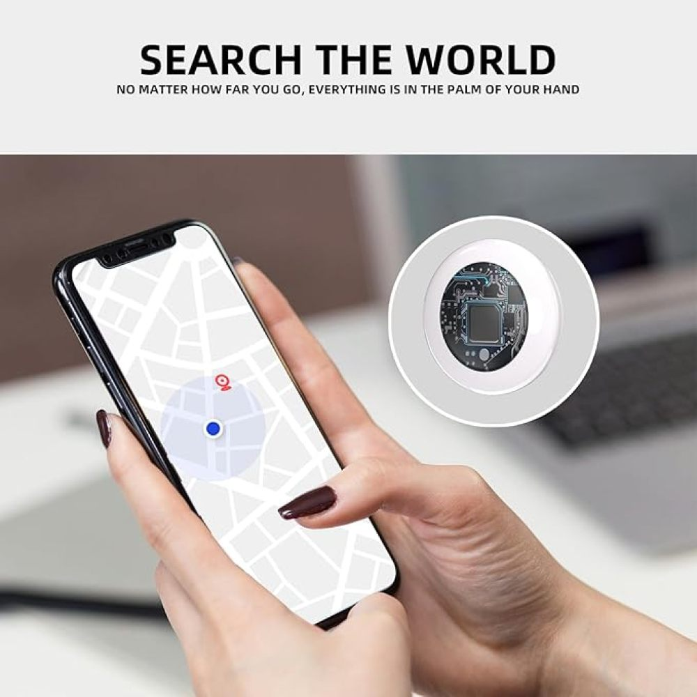 Eine Person hält ein Smartphone mit einer Karte und einen kleinen Chip.