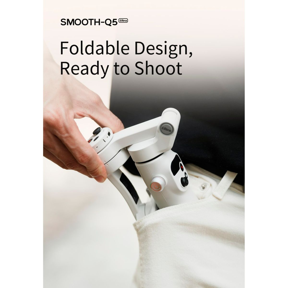 Eine Hand hält einen weißen Gimbal mit der Aufschrift SMOOTH-Q5 Ultra.