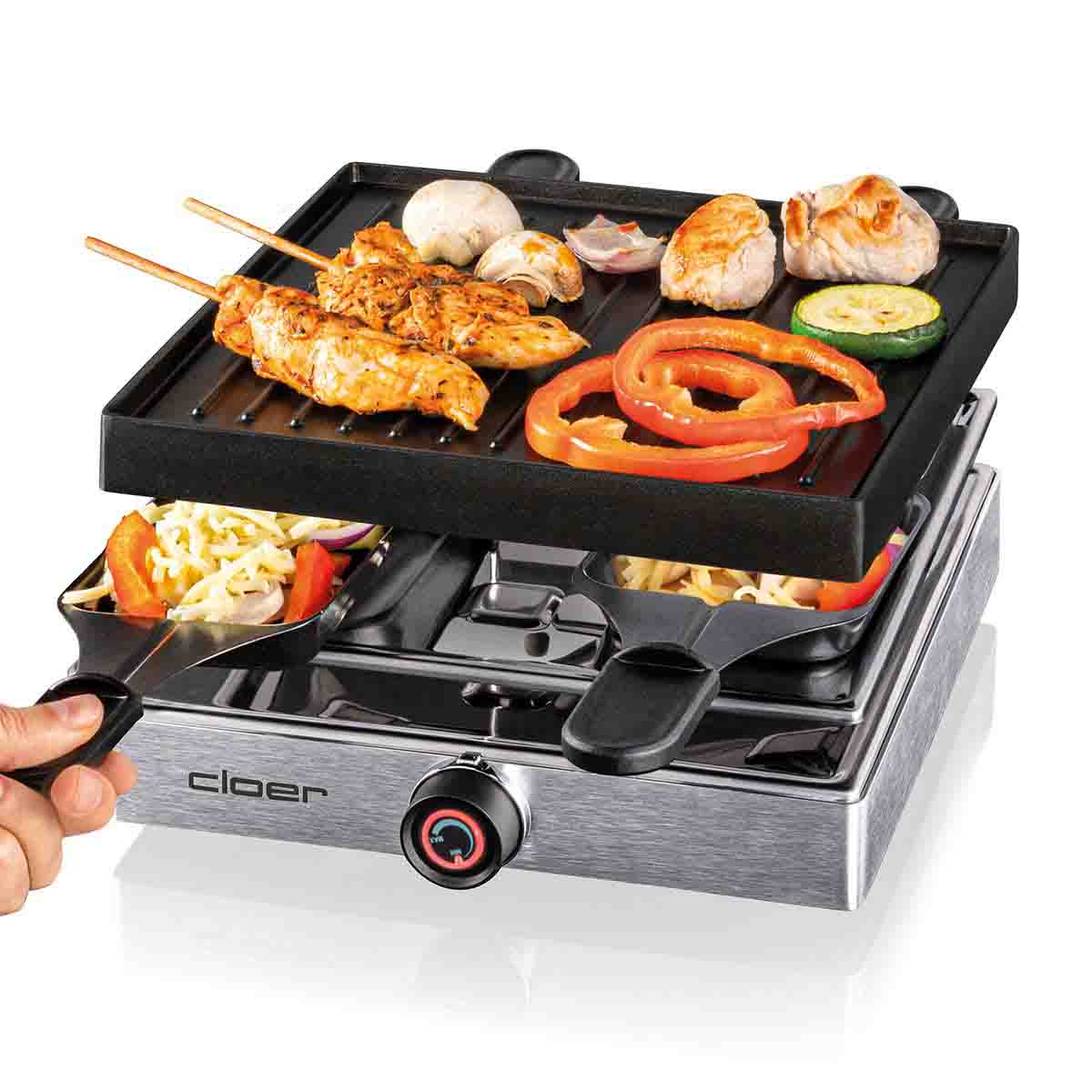 Ein Raclette-Grill mit Hähnchenspießen, Pilzen, Paprika und Zucchini.