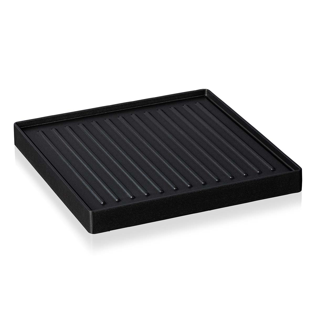 Schwarze Grillplatte mit Rillen auf weißem Hintergrund.