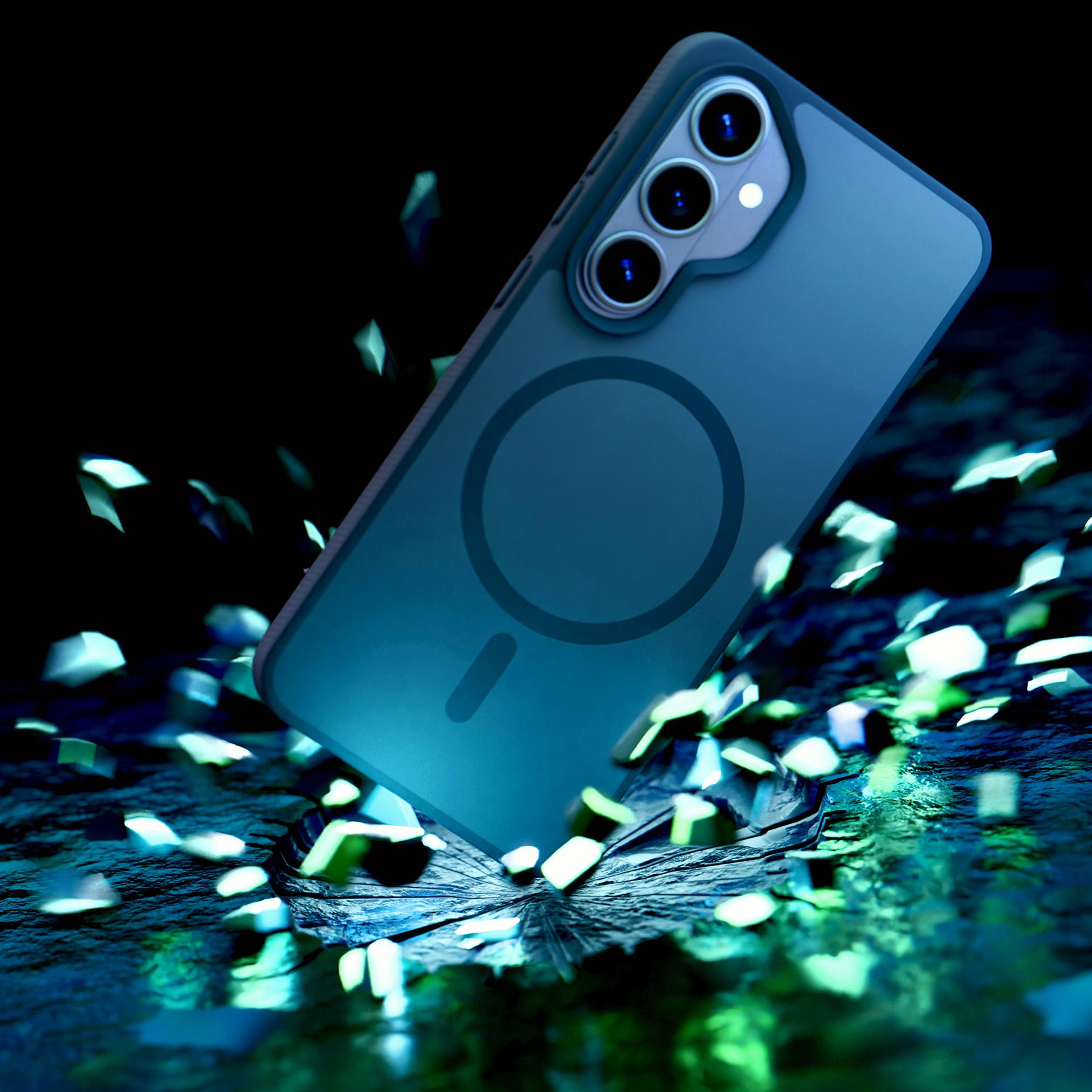 Una custodia blu per telefono con tre fotocamere cade su una superficie rotta e bagnata.