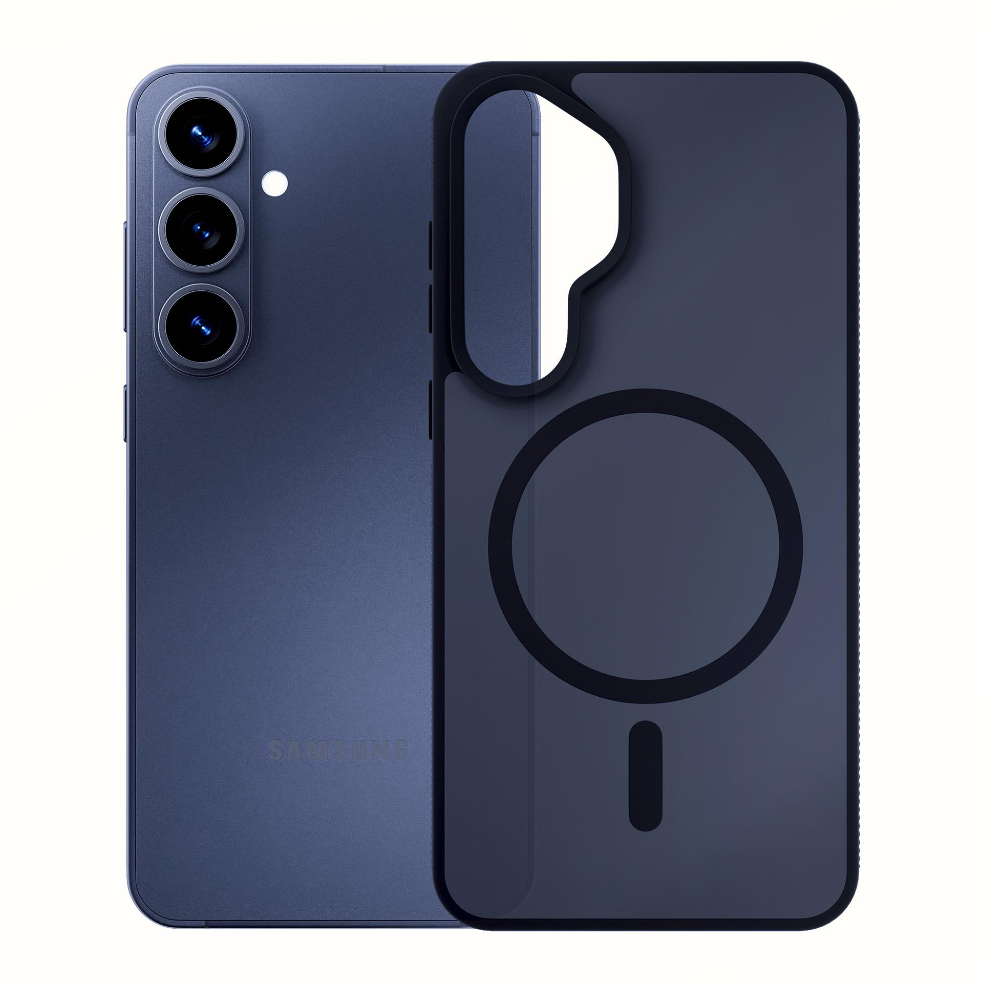 Smartphone blu scuro con tre fotocamere accanto a una custodia protettiva.