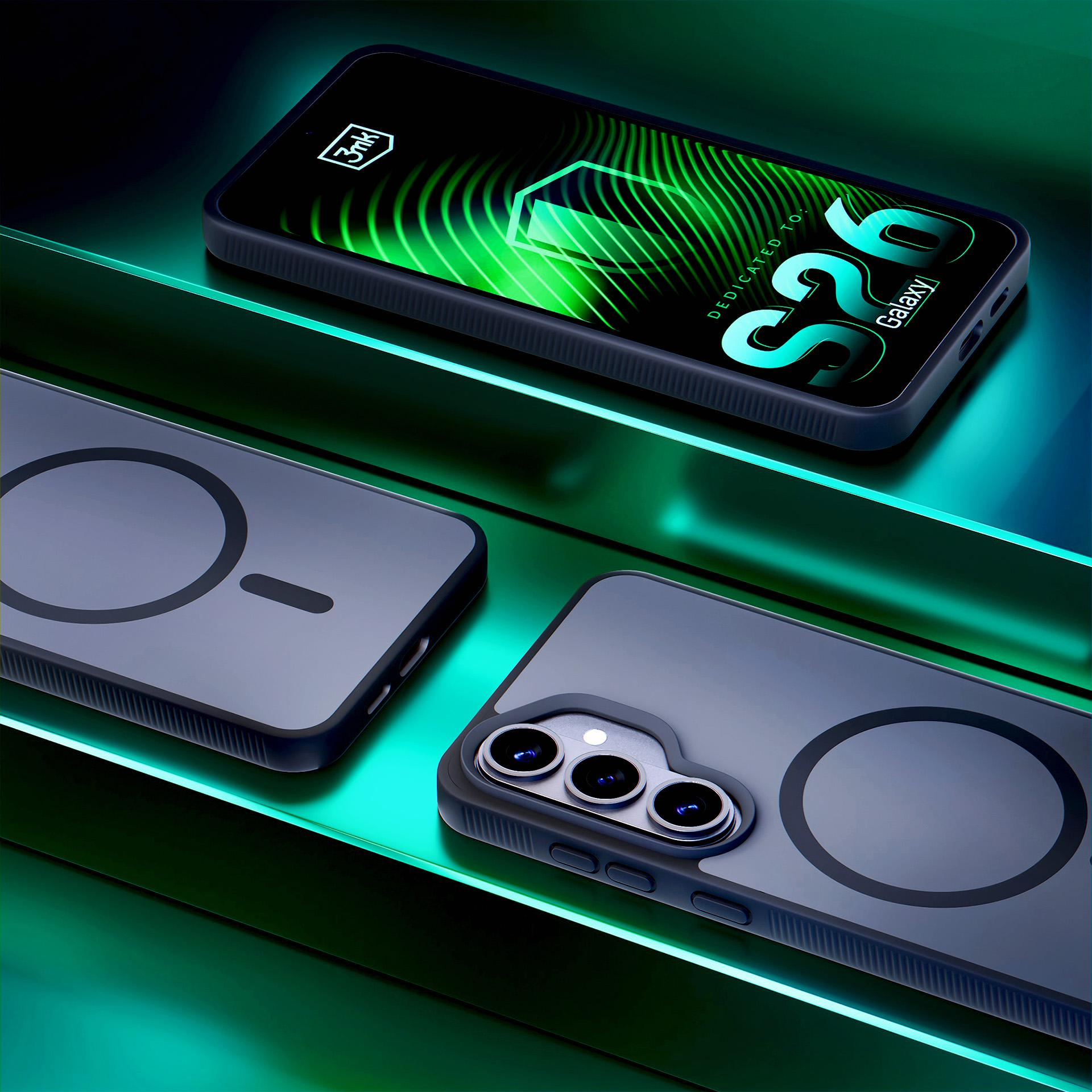 Tre custodie scure per telefono con anelli magnetici e rialzi per fotocamere su superficie verde.