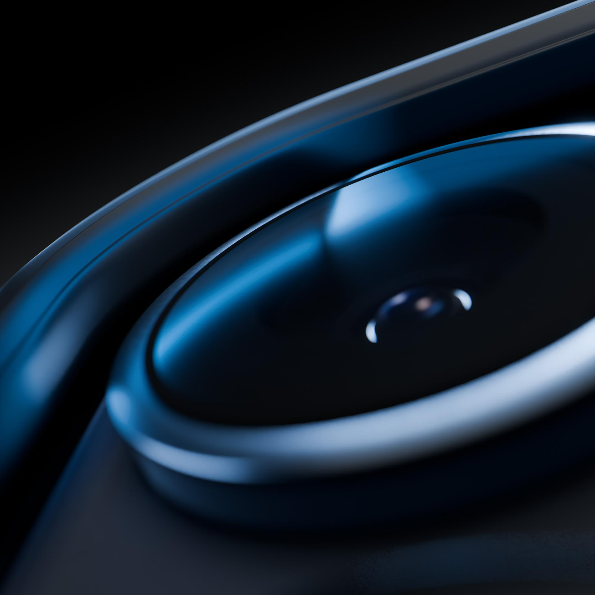 Zbliżenie ciemnego, zakrzywionego obiektu z niebieskim podświetleniem.