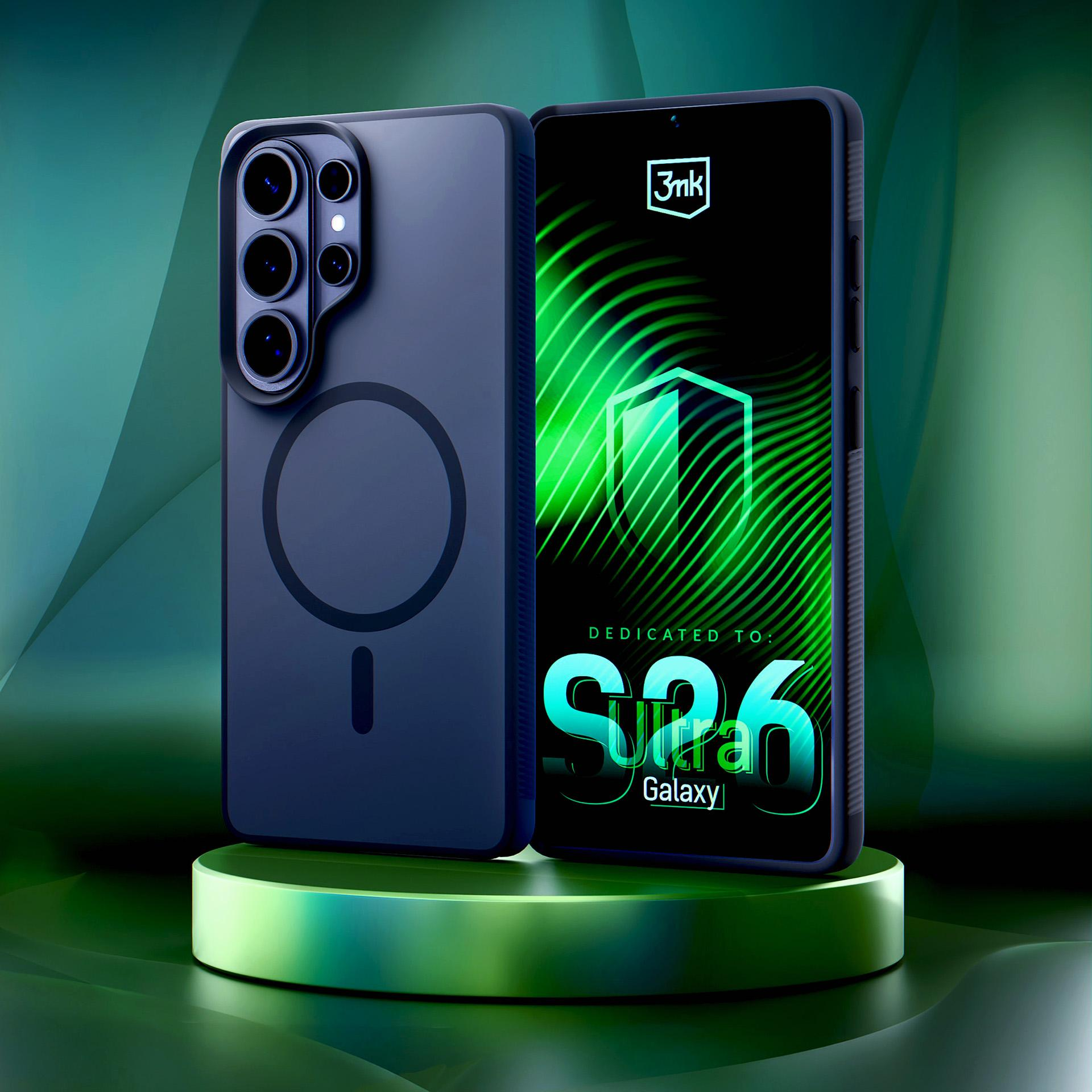 Telefono blu scuro con array fotocamera e anello MagSafe su un espositore verde.