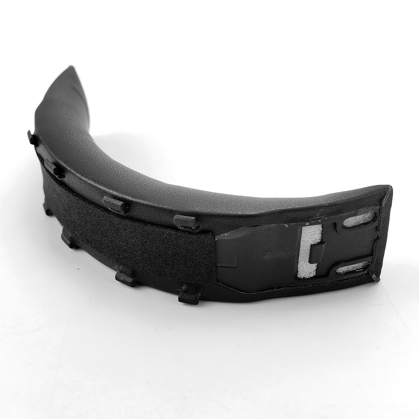 Czarne, zakrzywione wyściełane części z teksturą i klipsami na białym tle.