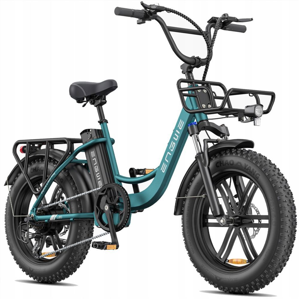 Una e-bike color petrolio con pneumatici grassi, portapacchi anteriore e posteriore e un faro.