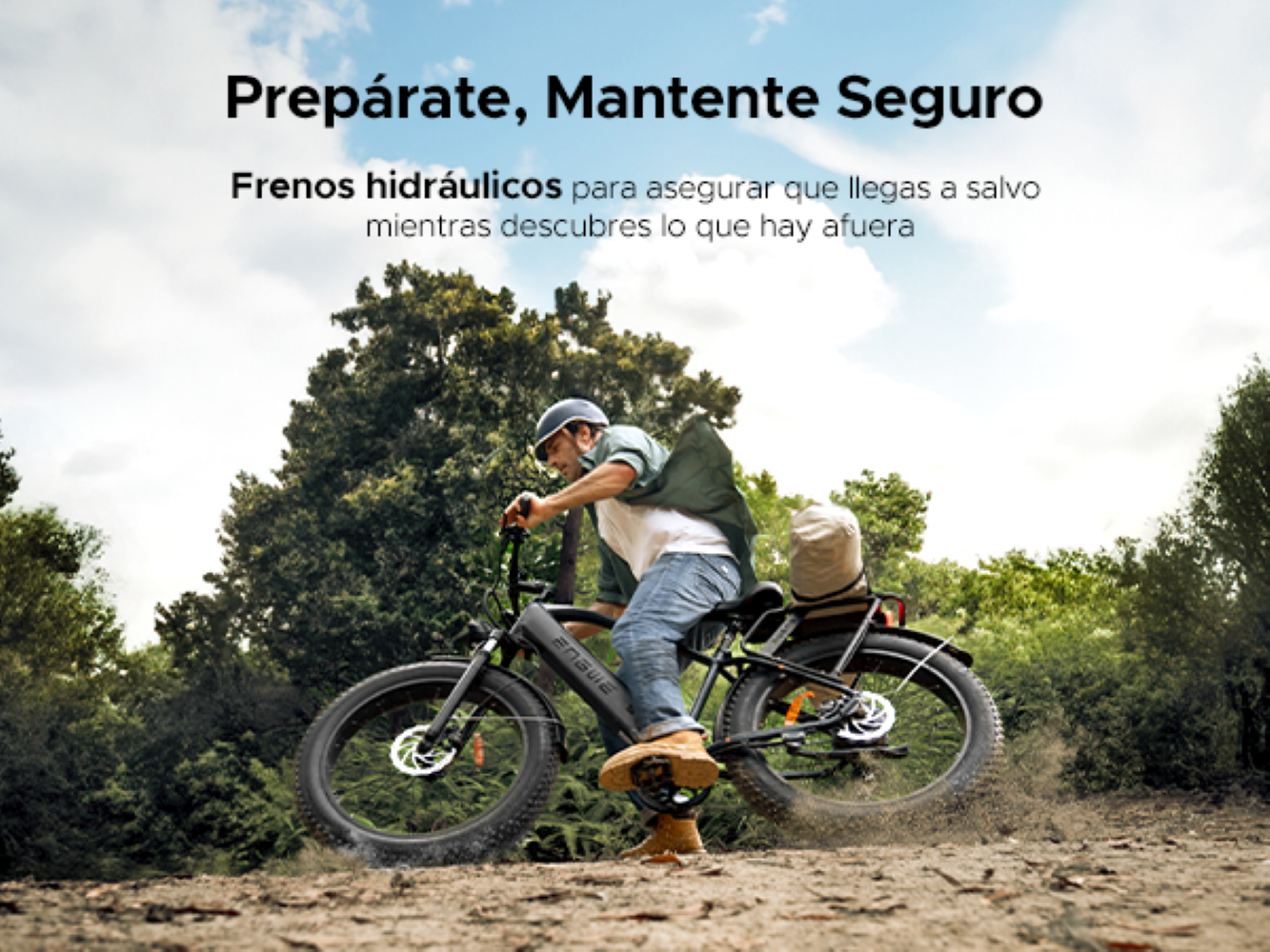 Un uomo guida una e-bike su un sentiero sterrato tra gli alberi.