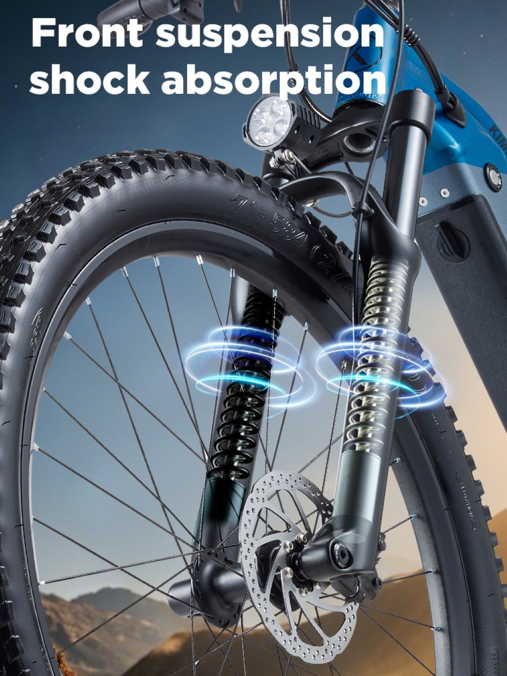 Primo piano della sospensione anteriore di una bici con ammortizzatori.