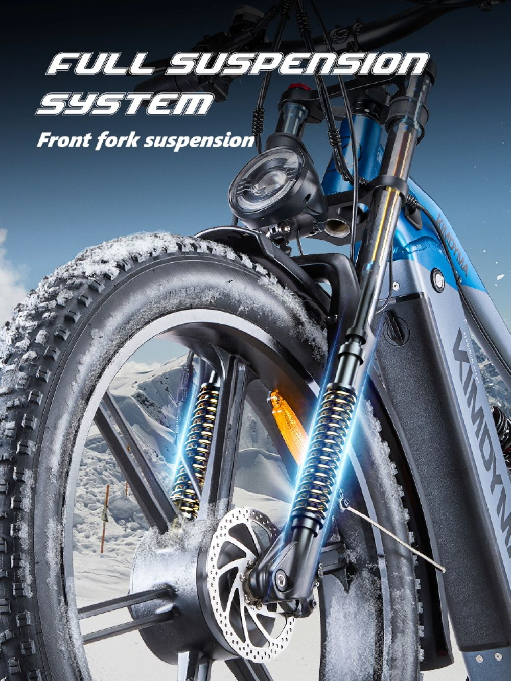 Vista frontale di una e-bike sulla neve, focalizzata sul sistema di sospensione.