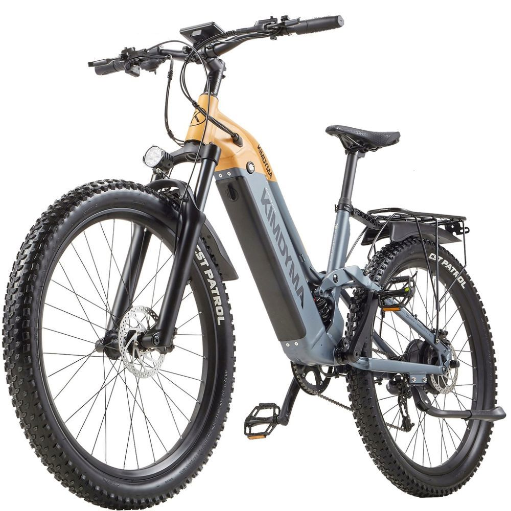 Una e-bike grigia e gialla con pneumatici larghi, sospensioni e portapacchi.