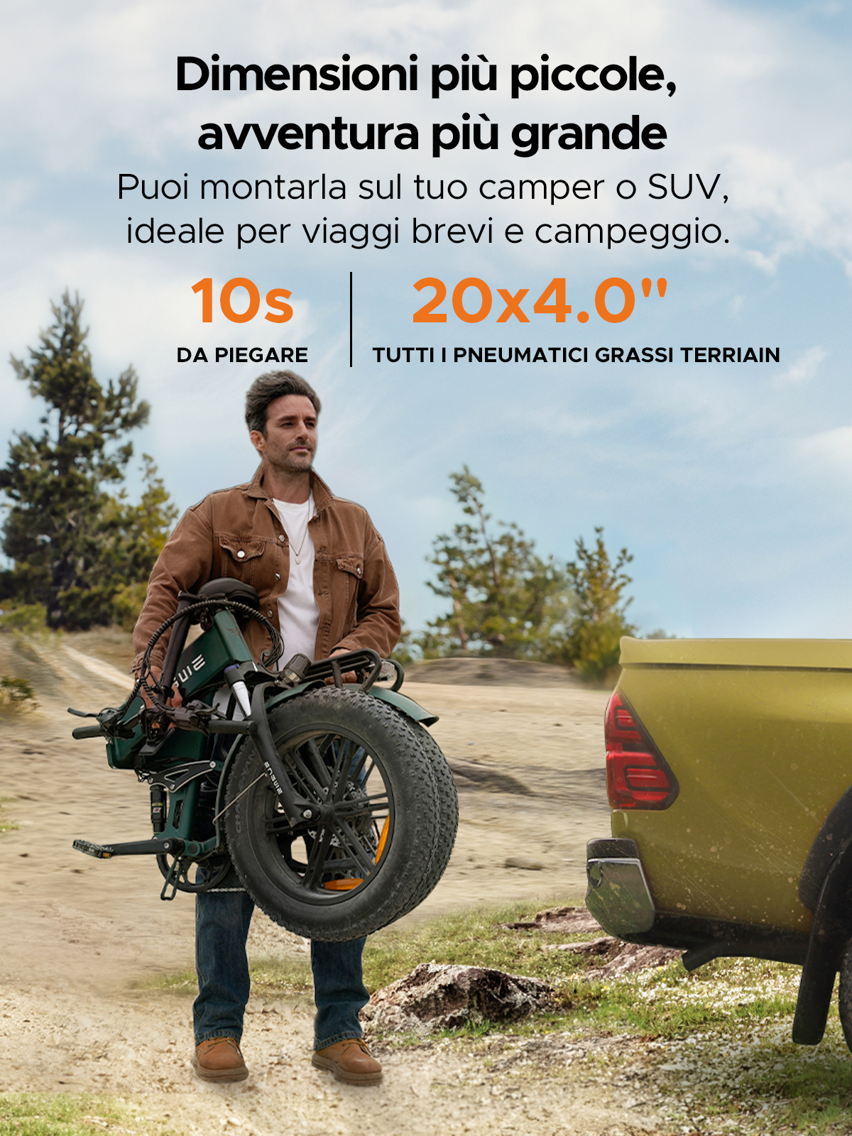Un uomo tiene una bici pieghevole verde accanto a un SUV giallo all'aperto.